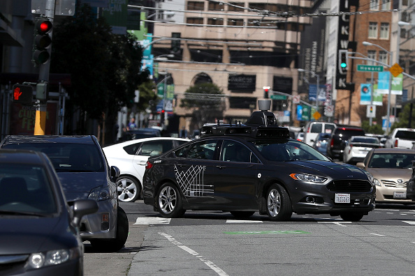 Une voiture autonome de Uber descend la 5ème avenue de San Francisco, en Californie. 
(Justin Sullivan / Getty Images)