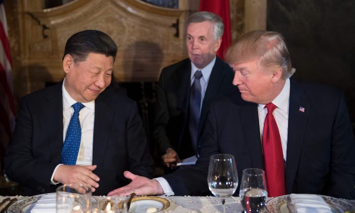 Le président américain Donald Trump (d) et le dirigeant chinois Xi Jinping (g) sur le point de se serrer la main lors d'un dîner au domaine de Mar-a-Lago à West Palm Beach, Floride, le 6 avril 2017. (Jim Watson / AFP / Getty Images)