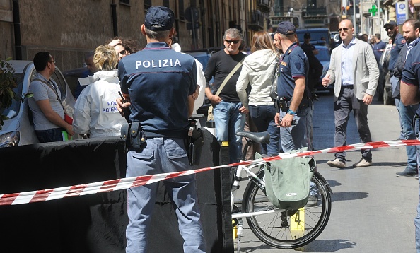La police italienne travaille sur le site où le patron de la mafia, Giuseppe Dainotti, 67 ans, a été abattu par deux tueurs alors qu'il circulait à vélo, a annoncé la police le 22 mai 2017 dans la Via d'Ossuna à Palerme, en Sicile. 
La mafia est encore très présente en Sicile.
(ALESSANDRO FUCARINI / AFP / Getty Images)