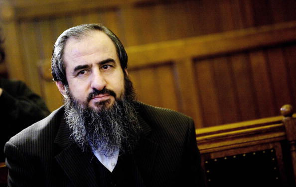 Najmuddin Faraj Ahmad, également connu sous le nom de Mollah Krekar, fondateur du groupe islamiste kurde irakien Ansar al-Islam, à la Cour suprême norvégienne à Oslo le 9 octobre 2007. Krekar demande à la Cour suprême d'annuler un verdict de 2006 autorisant la Norvège à le faire expulser légalement.
(DANIEL SANNUM-LAUTEN / AFP / Getty Images)