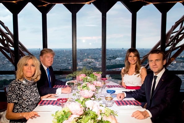 Peut-être est-ce cette soirée à la tour Eiffel avec le président américain qui a donné à Emmanuel Macron l'inspiration d'écrire des vers sur la "Dame géante".
Le président français Emmanuel Macron (D), son épouse Brigitte Macron (G), le président américain Donald Trump (2e G) et la première dame Melania Trump (2e D) assistent à un dîner au restaurant Jules Verne de la Tour Eiffel à Paris, le 13 juillet 2017 dans le cadre du voyage de 24 heures du président américain qui coïncide avec la journée nationale de la France et le 100e anniversaire de la participation des États-Unis à la Première Guerre mondiale.
(SAUL LOEB/AFP/Getty Images)