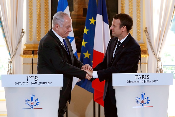 Emmanuel Macron (d) et le Premier ministre israélien Benjamin Netanyahu lors d’une conférence de presse à l’Élysée à Paris le 16 juillet 2017. 