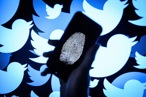 Avec environ 328 millions d'utilisateurs dans le monde, Twitter est passé d'une petite start-up pour le public en 2006 à un outil de diffusion de politiciens et de sociétés en 2017. 
(Leon Neal / Getty Images)