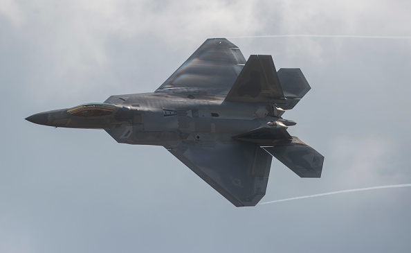 Un F-22 Raptor en vol lors du meeting aérien à la base aérienne de Joint Andrews dans le Maryland le 16 septembre 2017.
(ANDREW CABALLERO-REYNOLDS / AFP / Getty Images)