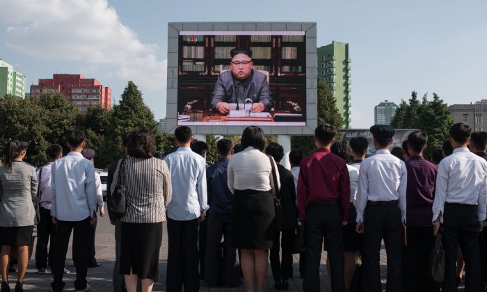 Les Nord-Coréens écoutent une émission télévisée de la déclaration du dictateur communiste Kim Jong-un, à Pyongyang, Corée du Nord, le 22 septembre 2017. (ED JONES/AFP/Getty Images)