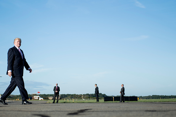 Le président américain Donald Trump se dirige vers Air Force One.
Le président américain entame un voyage en Asie.
 (BRENDAN SMIALOWSKI / AFP / Getty Images)