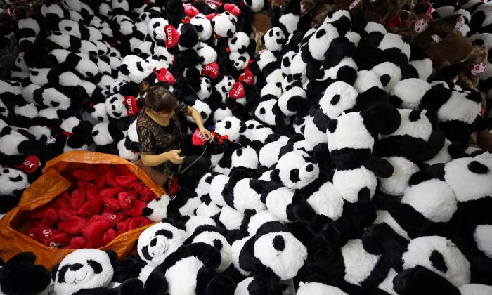 Une ouvrière chinoise fabrique des pandas en peluche pour l'exportation dans une usine de jouets à Lianyungang, province du Jiangsu, le 9 octobre 2017. Une étude récente a placé la Chine en bas du classement selon l’indice Made-in-Country. (STR / AFP / Getty Images)