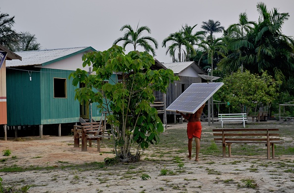 Des panneaux solaires donnés par le Fonds mondial pour la nature (WWF) et le gouvernement brésilien sont transportés au village de Volta do Bucho dans la région amazonienne occidentale, le 16 septembre 2017.  (CARL DE SOUZA / AFP / Getty Images)