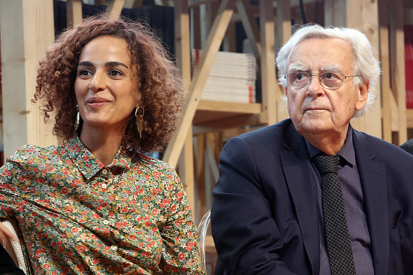 L'auteur Leila Slimani et Bernard Pivot, président du Prix Goncourt, lors de l'annonce de la sélection du Prix Goncourt à la Foire du livre de Francfort le 11 octobre dernier.
(Hannelore Foerster / Getty Images)