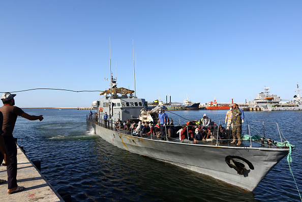 Des migrants africains arrivent sur une base navale dans la capitale libyenne, Tripoli, le 11 octobre 2017, après avoir été sauvés d'un bateau en caoutchouc par les gardes-côtes au large de la côte libyenne de Sabratha. 
(MAHMUD TURKIA / AFP / Getty Images)