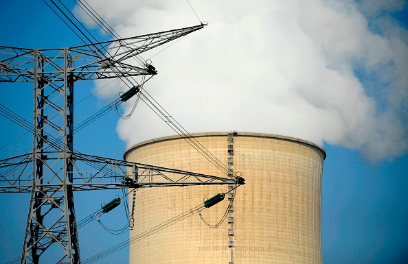 Trois réacteurs nucléaires de plus sont actuellement à l'arrêt pour cause de corrosion. La question de l'autosuffisance électrique française pose question. (JEAN-CHRISTOPHE VERHAEGEN/AFP/Getty Images)