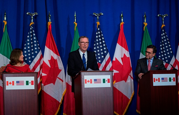 Robert Lighthizer (C), représentant du Commerce des États-Unis et Chrystia Freeland (G), ministre des Affaires étrangères du Canada, le 17 octobre 2017.
(ANDREW CABALLERO-REYNOLDS / AFP / Getty Images)