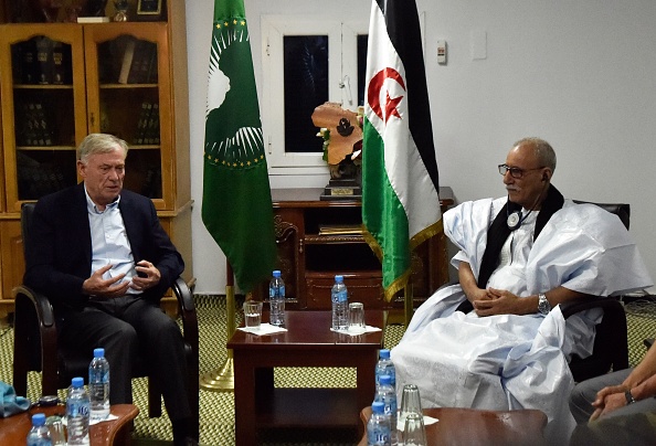 Horst Kohler (à gauche), l'envoyé de l'ONU pour le territoire contesté du Sahara Occidental, rencontre Brahim Ghali (R), secrétaire général du Polisario et président de la République arabe sahraouie autoproclamée, au camp de réfugiés sahraouis de Rabouni, 20 kms au sud de la ville algérienne de Tindouf le 19 octobre 2017. 
(RYAD KRAMDI / AFP / Getty Images)