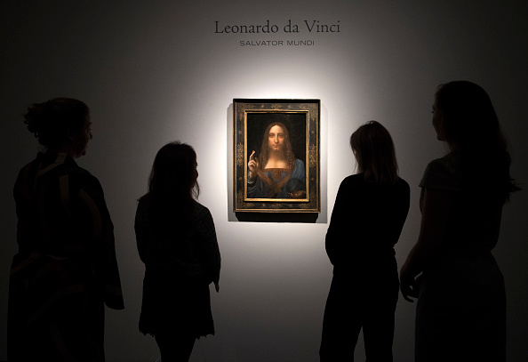 Le tableau de Léonard de Vinci intitulé «Salvator Mundi» exposé à Londres avant d'être mis aux enchères à New York le 15 novembre, à Christie's le 24 octobre 2017. La peinture est le dernier Da Vinci dans des mains privées et devrait rapporter environ 100.000.000 USD. 
(Carl Court / Getty Images)