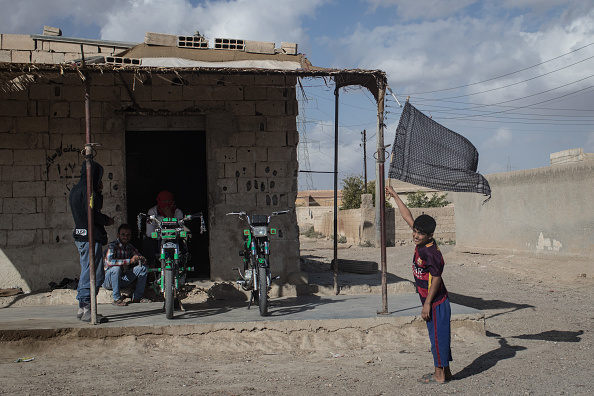 Après trois mois et demi de combats, Raqqa a été libérée du contrôle de l'EIIL le 19 octobre. Depuis lors, la ville et les quartiers environnants sont devenus une ville fantôme après avoir été bouclés aux civils à cause des mines disséminées dans toute la ville. 
(Chris McGrath / Getty Images)