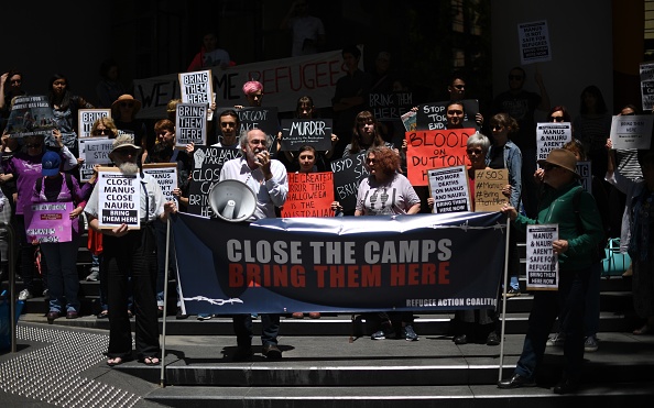 Les défenseurs des réfugiés protestent contre la fermeture des camps de demandeurs d'asile en Papouasie-Nouvelle-Guinée, devant les bureaux du gouvernement du Commonwealth de Sydney le 31 octobre 2017, alors qu'ils demandent la réinstallation des réfugiés en Australie. Le centre de détention de l'île de Manus, qui abrite environ 800 personnes, devrait fermer ses portes après que la Cour suprême de Papouasie-Nouvelle-Guinée a jugé l'an dernier que l'incarcération était inconstitutionnelle. 
(SAEED KHAN/AFP/Getty Images)