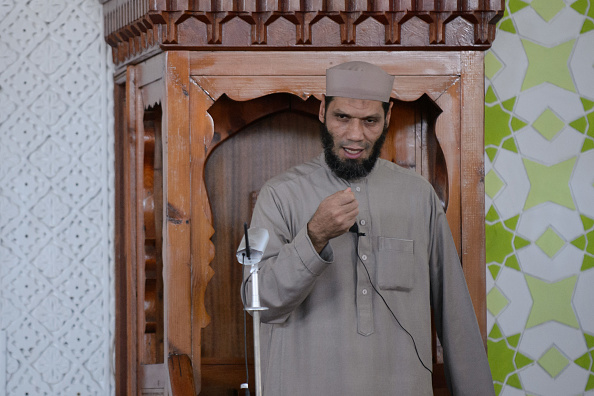 L'imam s'adresse aux fidèles musulmans lors des prières du vendredi à la mosquée du Centre Islamique -	               
 (Kronsteiner / Getty Images)