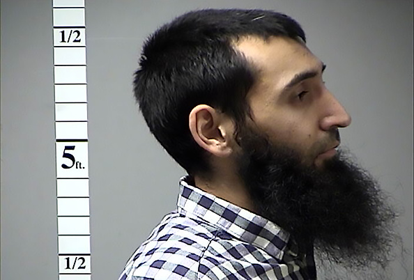 Cette photo de courtoisie obtenue par le Département des Services correctionnels du comté de St. Charles dans l'État du Missouri du Midwest des États-Unis le 31 octobre 2017 montre Sayfullah Habibullahevic Saipov, le conducteur suspect qui a tué huit personnes à New York le 31 octobre 2017. les cyclistes et les piétons, avant de heurter un autobus scolaire dans ce que les fonctionnaires ont qualifié un «acte lâche de la terreur». Onze autres personnes ont été grièvement blessées lors de l'assaut du grand jour et de la première attaque terroriste meurtrière dans la capitale financière et de divertissement américaine.
(ST. CHARLES COUNTY DEPT. OF CORR/AFP/Getty Images) 
