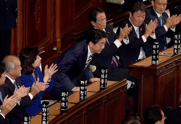 Le Parlement japonais à réélu mercredi Shinzo Abe Premier ministre, après la victoire écrasante de son parti lors des élections législatives anticipées.
(TORU YAMANAKA/AFP/Getty Images)