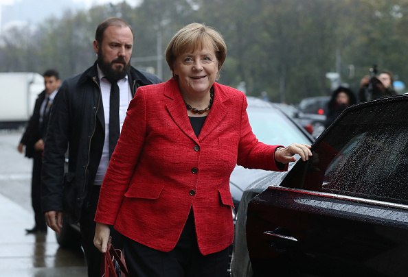 La chancelière allemande Angela Merkel  le 1er novembre 2017 à Berlin, en Allemagne. 
Angela Merkel, qui avait a déclaré qu'elle ne pouvait "se taire" sur les atteintes à l’État de droit en Pologne.
(Sean Gallup / Getty Images)
