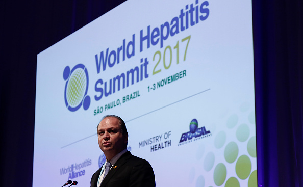 Le ministre brésilien de la Santé, Ricardo Barros, prend la parole lors du Sommet mondial sur les hépatites 2017, à Sao Paulo, au Brésil, le 1er novembre 2017.
(MIGUEL SCHINCARIOL / AFP / Getty Images)