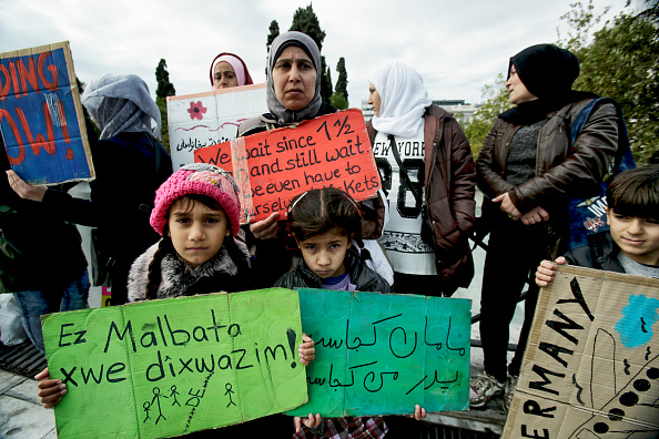 Athènes, Grèce - 1er novembre: Des familles de réfugiés, principalement des femmes et des enfants, protestent devant le parlement grec.
(Milos Bicanski / Getty Images)