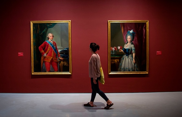 Un visiteur passe devant les portraits du peintre espagnol Mariano Salvador Maella de Maria Luisa De Parma (1783) et de Carlos IV (1783) lors de l'exposition intitulée "De Goya a nos jours" à Rabat le 1er novembre 2017. (FADEL SENNA / AFP / Getty Images)