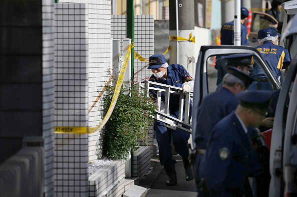 Les policiers se préparent à l'inspection devant un appartement à Zama, dans la préfecture de Kanagawa, le 2 novembre 2017, où la police a trouvé neuf cadavres démembrés. Takahiro Shiraishi, le Japonais qui aurait avoué avoir assassiné et harcelé neuf jeunes dans sa salle de bains, aurait été un écolier tranquille. 
(STR / AFP / Getty Images)