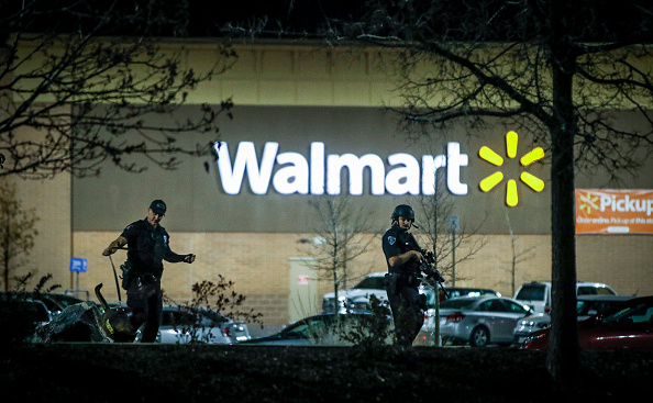 La police enquête sur la scène d'une fusillade dans un magasin Wal Mart dans le centre commercial Thorton Town Center le 1er Novembre 2017 à Thornton, Colorado. Selon les rapports, deux personnes ont été tuées et une autre a été blessée. (Marc Piscotty / Getty Images)