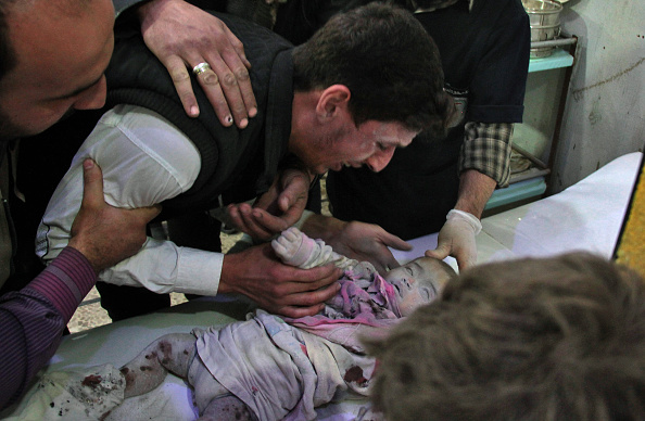 Le 2 novembre 2017, un Syrien pleure un bébé sans vie dans une clinique improvisée à Douma, dans la Ghouta orientale, près de Damas, à la suite des frappes aériennes du gouvernement syrien qui ont tué au moins 6 civils, dont un enfant.  
(HAMZA AL-AJWEH / AFP / Getty Images)