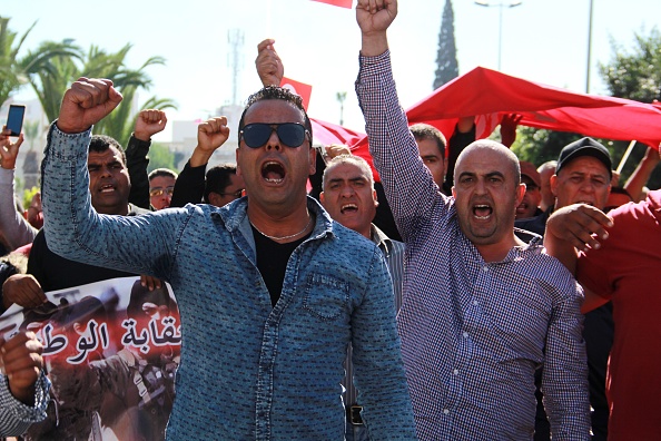 Les policiers tunisiens crient des slogans et manifestent pour leur protection.
 (HOUSSEM ZOUARI / AFP / Getty Images)
