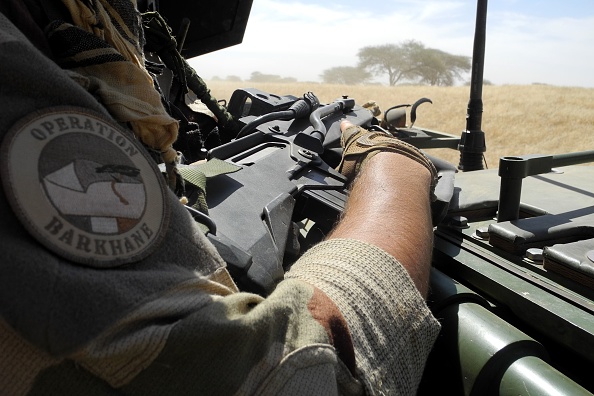 Un soldat de la mission française Barkhane portant l'insigne «opération Barkhane» tient une arme alors qu'il patrouille le 1er novembre 2017 dans le centre du Mali, dans la zone frontalière avec le Burkina Faso et le Niger comme une force anti-djihadiste reliant les pays du Sahel. 
(DAPHNE BENOIT / AFP / Getty Images)