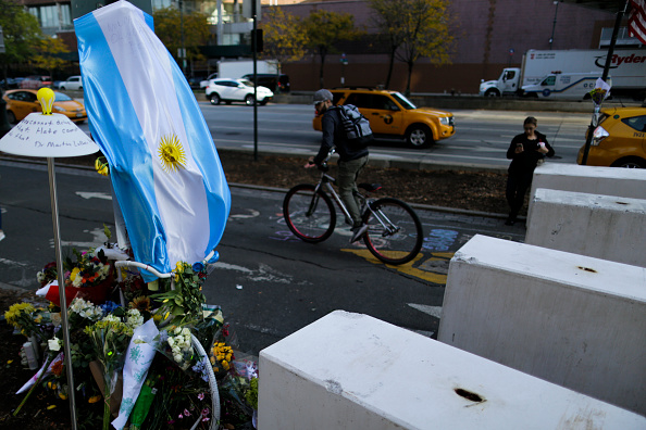Un drapeau argentin flotte en hommage aux victimes originaires d'Argentine.
Huit personnes ont été tuées et 12 ont été blessées le 31 octobre lorsque le suspect Sayfullo Saipov, âgé de 29 ans, a intentionnellement conduit un camion sur une piste cyclable dans le sud de Manhattan. 
(Eduardo Munoz Alvarez / Getty Images)