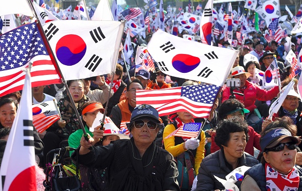 Les partisans sud-coréens agitent les drapeaux américains et sud-coréens lors d'un rassemblement pro-américain à Séoul le 4 novembre 2017, avant la visite du président américain Donald Trump en Corée du Sud. Trump arrivera à Séoul le 7 novembre, lors d'une étape de son premier voyage en Asie.  (JUNG YEON-JE / AFP / Getty Images)