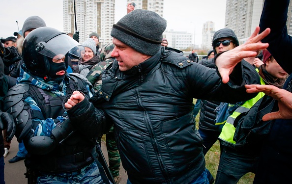 RUSSIE-NATIONAL-UNITE-JOUR-MARS-ARRESTATION Des policiers russes anti-émeutes arrêtent un manifestant participant à une marche nationaliste lors de la Journée de l'unité nationale à Moscou le 4 novembre 2017. / PHOTO AFP / Maxim ZMEYEV (MAXIM ZMEYEV / AFP / Getty Images)
