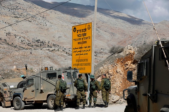 Des soldats israéliens montent la garde près de la frontière syrienne dans les hauteurs du Golan le 4 novembre 2017, un jour après une attaque dans le village syrien druze de Hader. Un attentat suicide à la voiture piégée a tué neuf personnes dans un village tenu par le gouvernement dans les hauteurs du Golan en Syrie, ont rapporté les médias, signalant par la suite des affrontements entre les forces gouvernementales et les djihadistes. (MENAHEM KAHANA / AFP / Getty Images)