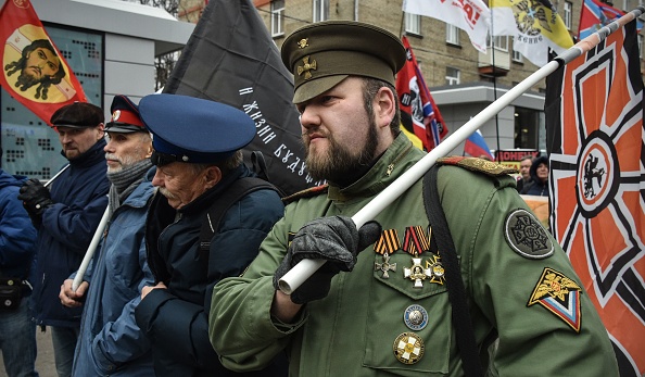 La marche nationaliste anti-Kremlin à Moscou le 4 novembre 2017 lors d'un jour férié connu sous le nom de la Journée de l'unité nationale. Lors de l'événement, les nationalistes et les skinheads ont scandé des slogans comme «Poutine est un voleur» et «Liberté pour les prisonniers politiques».
(VASILY MAXIMOV / AFP / Getty Images)
