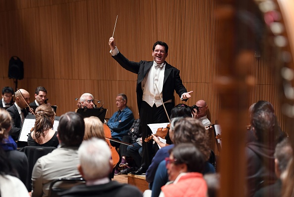 Le chef d’orchestre David Bernard et son orchestre Park Avenue Chamber Symphony de New York dans la salle du concert le DiMenna Center for Classical Music de New York le 28 octobre 2017. (ANGELA WEISS/AFP/Getty Images)