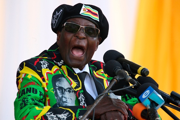 Le président zimbabwéen, Robert Mugabe, prononce un discours lors du Rallye de l'interface jeunesse du parti au pouvoir du Zimbabwe, Union nationale africaine-Front patriotique (Zanu PF), le 4 novembre 2017 à Bulawayo.
(ZINYANGE AUNTONY / AFP / Getty Images)
