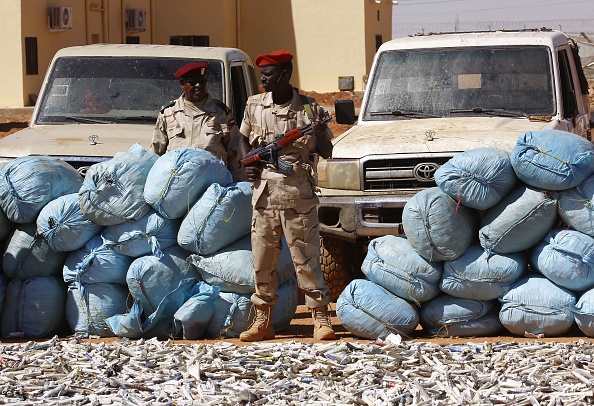 Environ 19 tonnes de haschich ont été saisies après qu'une embuscade ait été prise par une unité de RSF contre une bande de contrebandiers qui transportait les drogues à Khartoum. 
(ASHRAF SHAZLY / AFP / Getty Images)