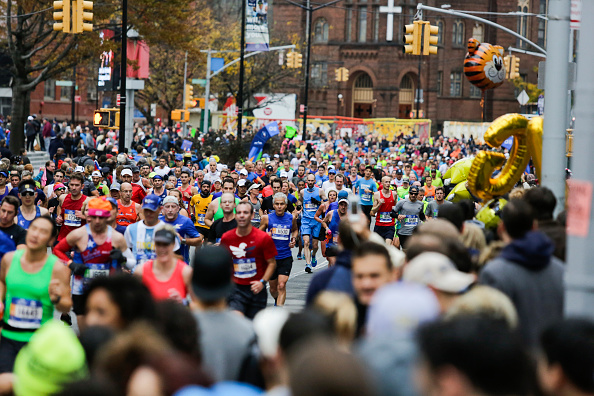 Les coureurs sur Lafayette Avenue lors du marathon de New York le 5 novembre 2017. Le nombre de policiers a doublé pour protéger les 50 000 coureurs originaires de plus de 125 pays. (Eduardo Munoz Alvarez/Getty Images)