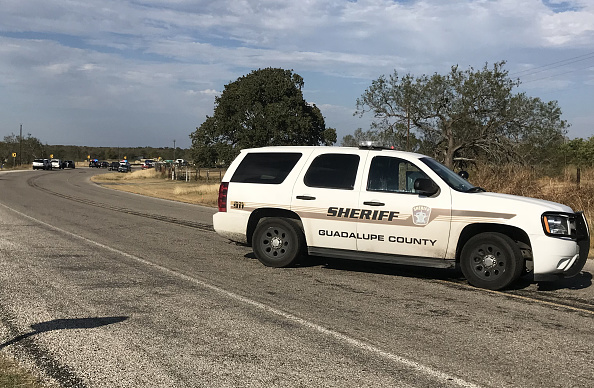 La police bloque une route à Sutherland Springs, au Texas, le 5 novembre 2017, après une fusillade dans une église. Un homme armé a abattu au moins 20 fidèles assistant aux services du dimanche matin dans une église baptiste du Texas, ont rapporté les médias. 
(SUZANNE CORDEIRO / AFP / Getty Images)