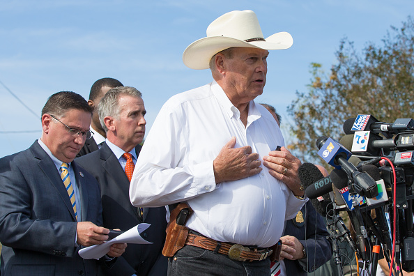 Le shérif du comté de Wilson, Joe D. Tackitt, prend la parole lors d'une conférence de presse le 6 novembre 2017 à la First Baptist Church de Sutherland Springs, au Texas, à la suite d'un tir de masse qui a fait 26 morts. 
(SUZANNE CORDEIRO / AFP / Getty Images)