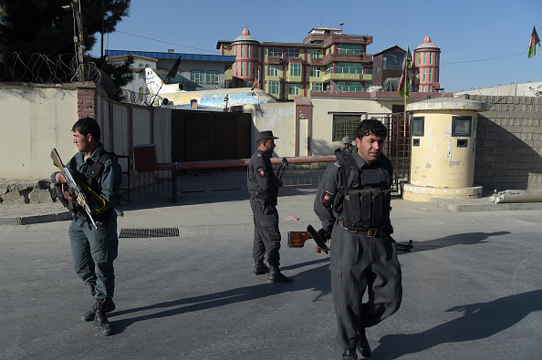Des policiers afghans déguisés en policiers ont pris d'assaut une station de télévision à Kaboul le 7 novembre 2017, tuant au moins deux personnes et blessant plusieurs personnes. L'assaut, revendiqué par le groupe État islamique, a duré environ trois heures avant que les forces spéciales afghanes ne maîtrisent les assaillants armés de fusils et de grenades et que le personnel libéré soit piégé à l'intérieur du bâtiment.
(SHAH MARAI / AFP / Getty Images)
