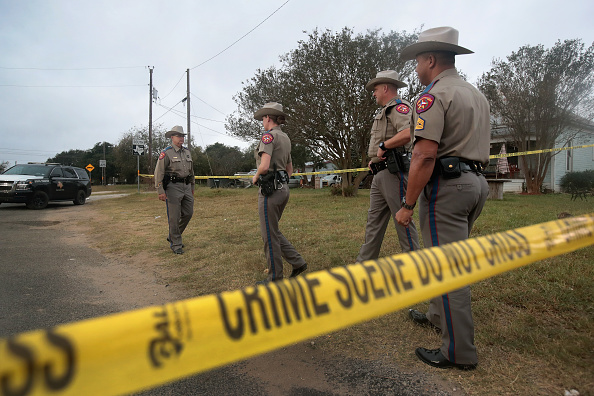 Les autorités policières poursuivent leur enquête sur la fusillade à la First Baptist Church de Sutherland Springs le 7 novembre 2017 à Sutherland Springs, au Texas. 
(Scott Olson / Getty Images)