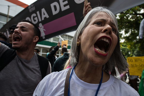 Des personnes protestent au Brésil lors d'une manifestation.
(NELSON ALMEIDA/AFP/Getty Images)