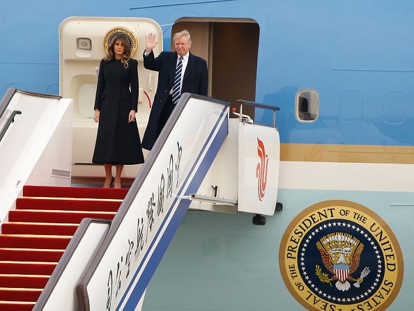 Le président américain Donald Trump et la première dame Melania arrivent sur l'Air Force One à Pékin le 8 novembre 2017. Le président américain Donald Trump fait sa première visite à Pékin.
(THOMAS PETER / AFP / Getty Images)