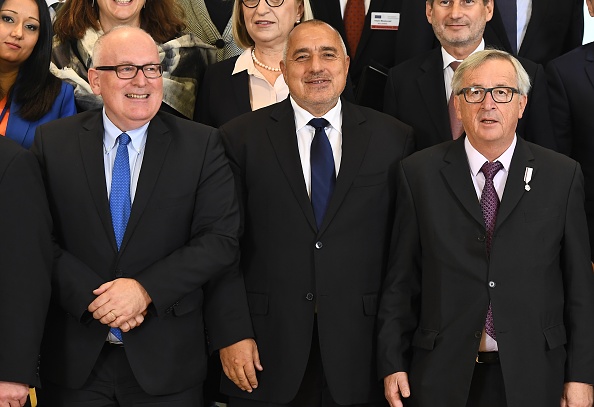 Le Premier ministre bulgare Boyko Borissov (C) pose avec le président de la Commission européenne Jean-Claude Juncker (premier rang, R) et le vice-président de la Commission européenne Frans Timmermans (premier rang G) après une réunion avec le collège des commissaires à Bruxelles le 8 novembre 2017. 
(EMMANUEL DUNAND / AFP / Getty Images)