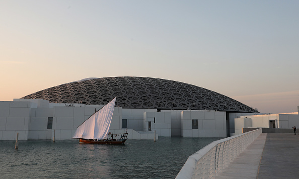 Une vue de l'extérieur du musée du Louvre Abu Dhabi le 8 novembre 2017. Plus d'une décennie en cours de réalisation, le Louvre Abu Dhabi ouvre ses portes aujourd'hui, apportant pour la première fois son nom au monde arabe. 
(LUDOVIC MARIN / AFP / Getty Images)