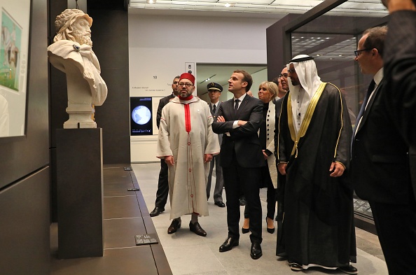 (de g. à d.) Le roi du Maroc Mohammed VI, Emmanuel Macron, son épouse Brigitte  et le directeur général  de l’Autorité du Tourisme et de la Culture d’Abu Dhabi Mohamad Khalifa al-Mubarak observent une œuvre d’art lors de l’inauguration du musée d’Abu Dhabi le 8 novembre 2017.  (LUDOVIC MARIN/AFP/Getty Images)